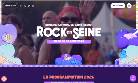 Festivaliers de nuit sous les lumières