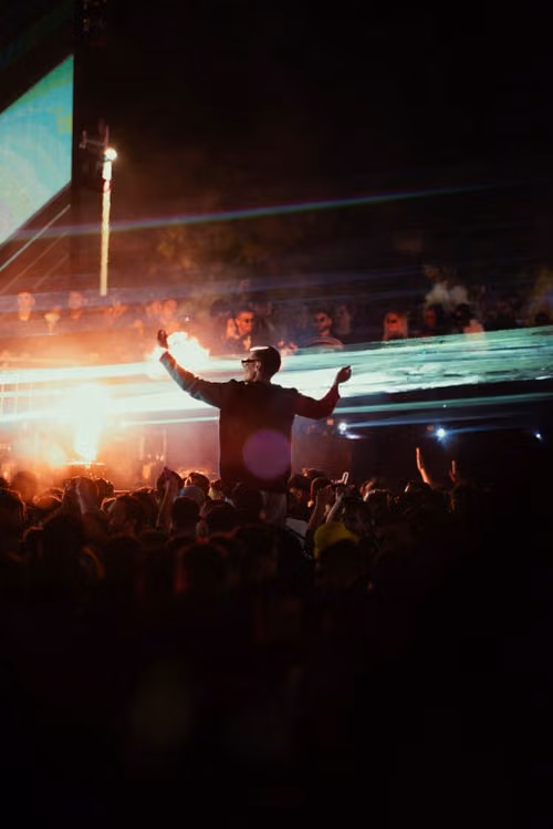 Festivaliers de nuit sous les lumières